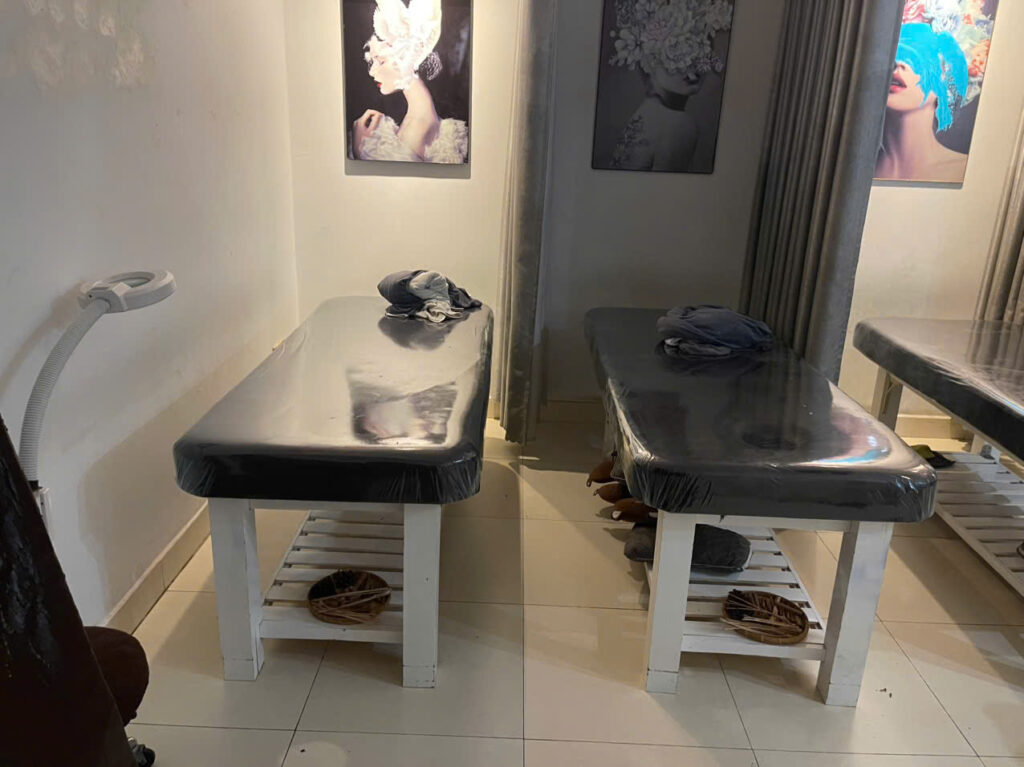 Giường spa chân gỗ thông trắng nệm đen