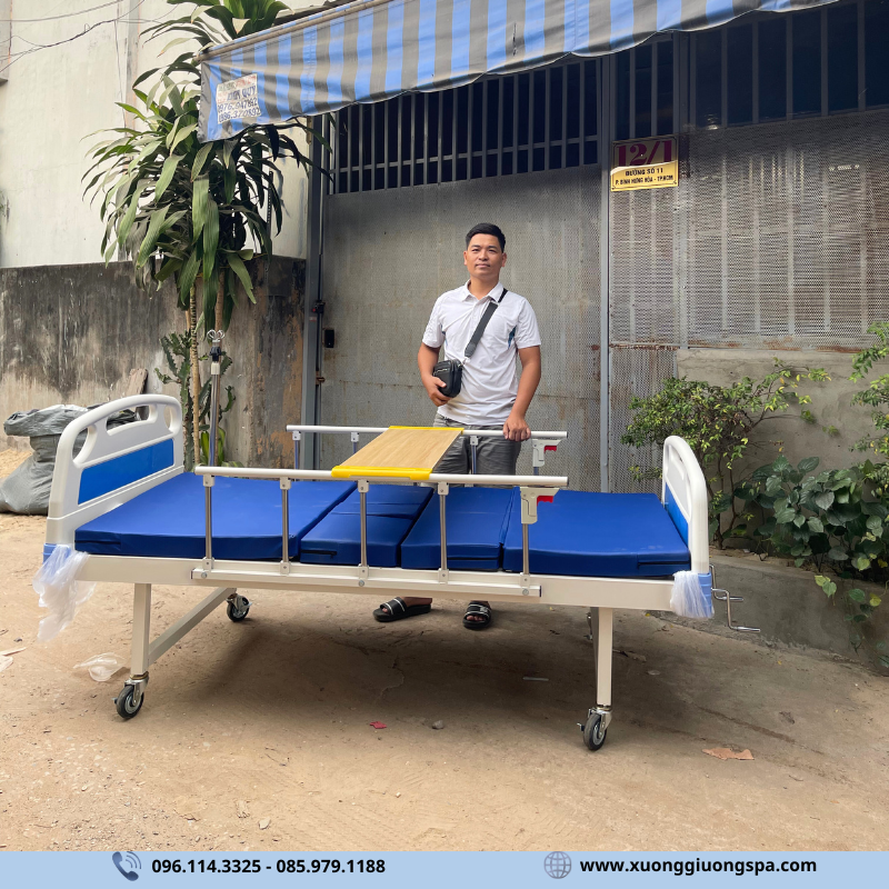 Giường y tế 2 tay quay có bô có bàn ăn (1)