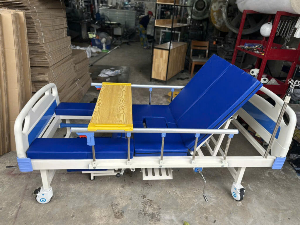 Giường y tế 3 tay quay có bô có bàn ăn TPHCM